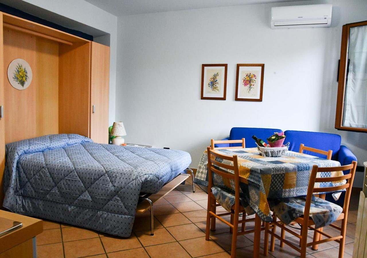 Вилла Gli Angeli Agriturismo Cisano sul Neva Экстерьер фото